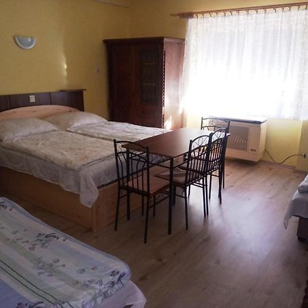 Szivarvany Apartman Gyula Exterior photo
