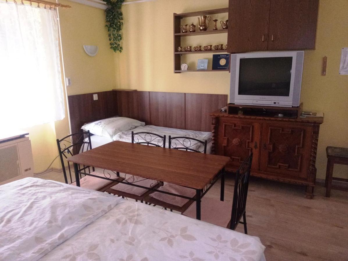 Szivarvany Apartman Gyula Exterior photo