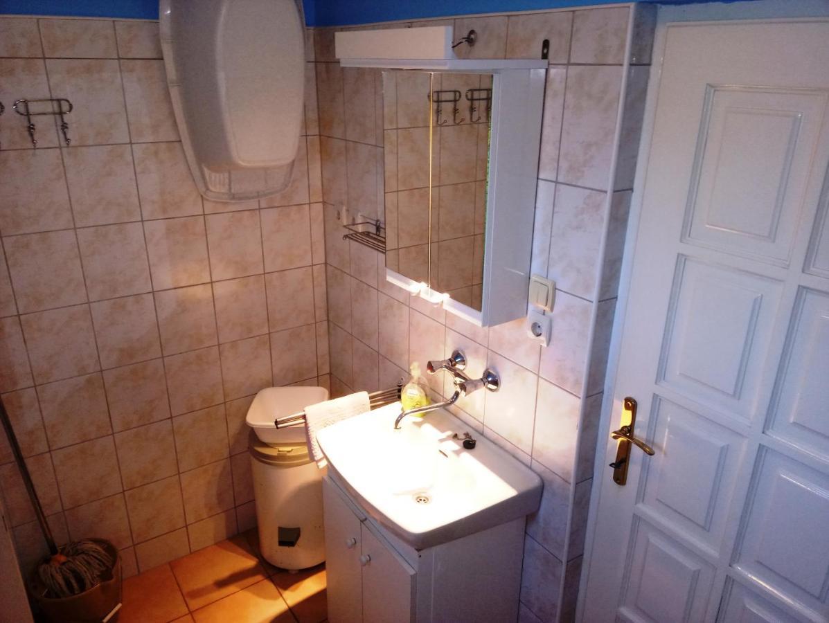 Szivarvany Apartman Gyula Exterior photo