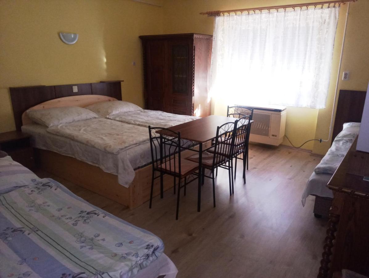 Szivarvany Apartman Gyula Exterior photo