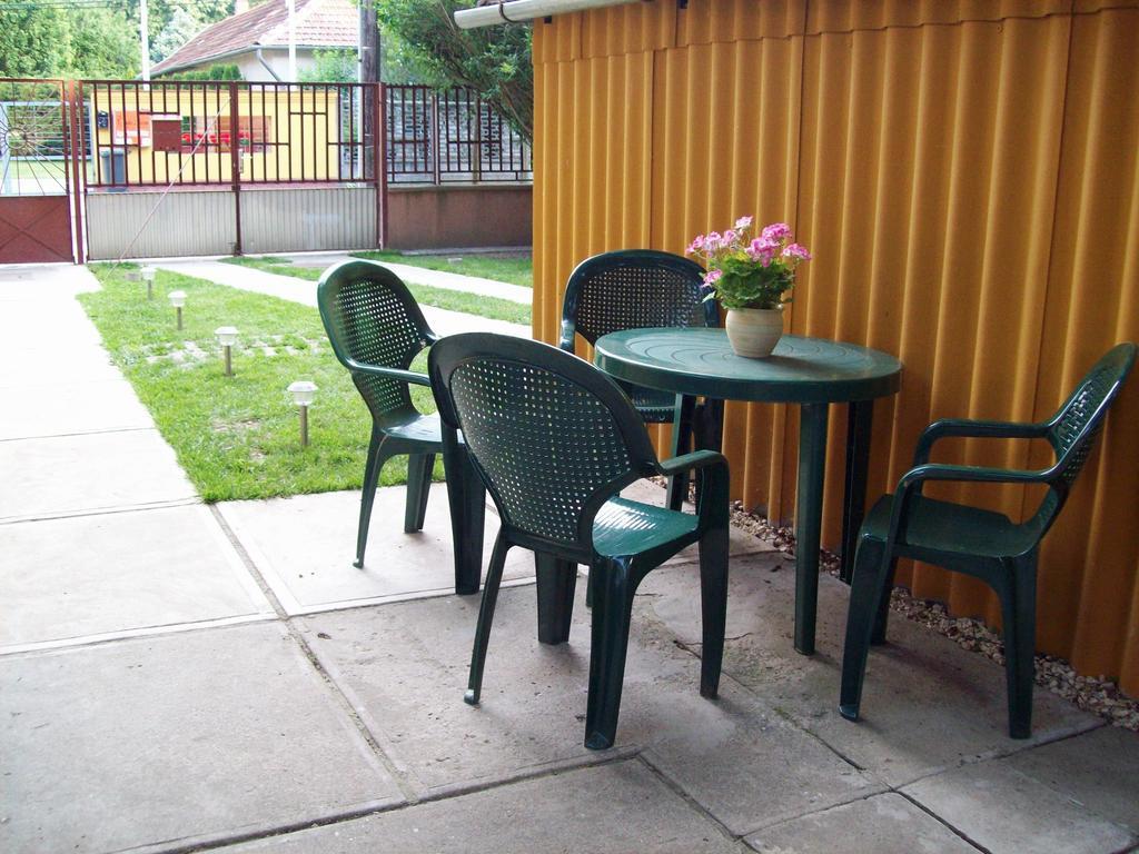 Szivarvany Apartman Gyula Room photo