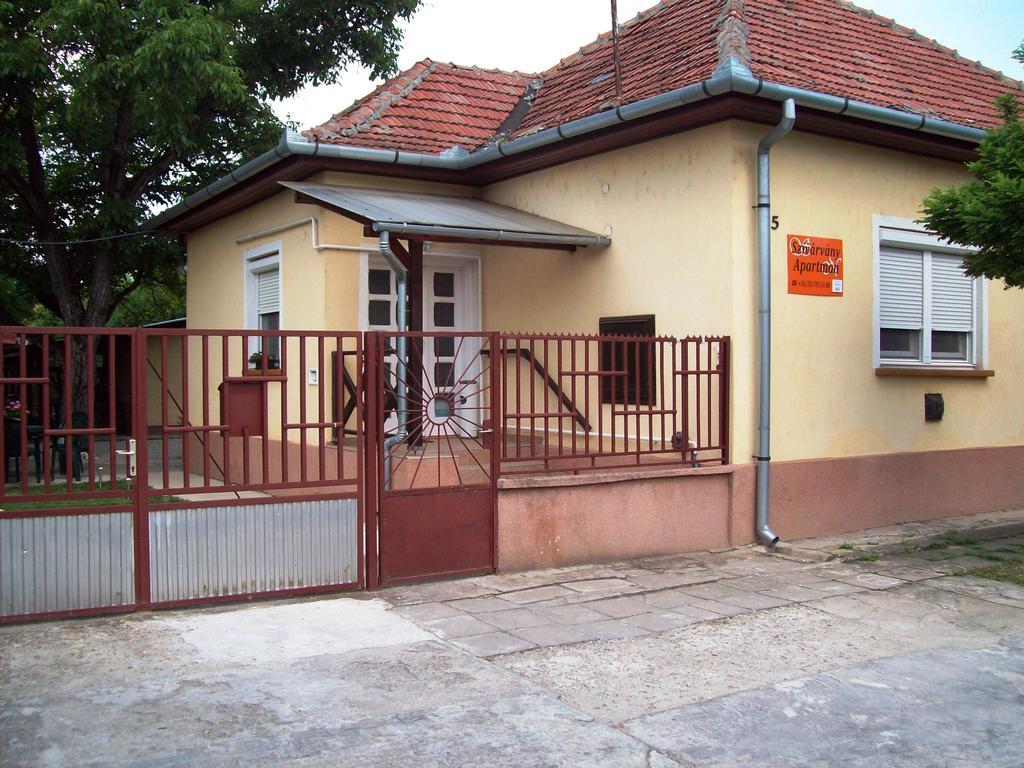Szivarvany Apartman Gyula Room photo